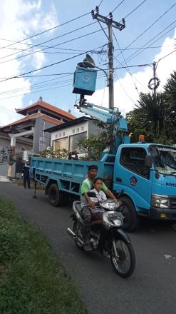 Dishub Kabupaten Buleleng Perbaiki Penerangan Jalan Umum di Desa Tinggarsari